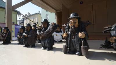 Takie rękodzieło można kupić na kiermaszu św. Józefa. Figurki Żydów dopuszczone, bo bez pieniążka - zdjęcie 1