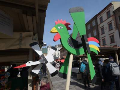 Takie rękodzieło można kupić na kiermaszu św. Józefa. Figurki Żydów dopuszczone, bo bez pieniążka - zdjęcie 16