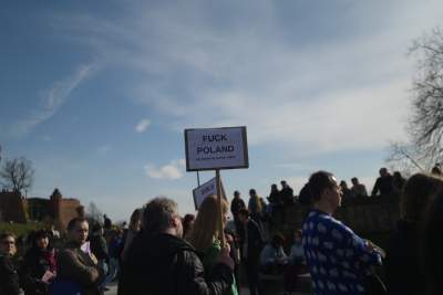 18. Manifa: Policja "aresztowała" transparent "Fuck Poland" - zdjęcie 1