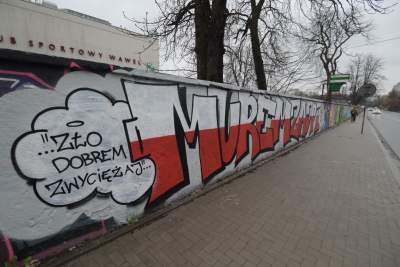 Zmalowali mural w obronie Jana Pawła II: "Murem za JP II" - zdjęcie 4