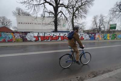 Zmalowali mural w obronie Jana Pawła II: "Murem za JP II" - zdjęcie 1