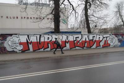 Zmalowali mural w obronie Jana Pawła II: "Murem za JP II" - zdjęcie 2