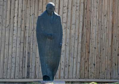 Pomnik Jana Pawła II przed kaplicą na Salwatorze