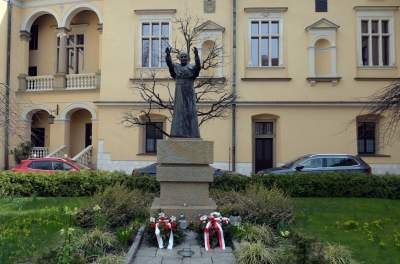 Pomnik Jana Pawła II na dziedzińcu Pałacu Biskupiego