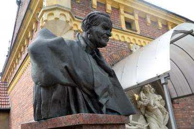 Popiersie Jana Pawła II na terenie parafii św. Mikołaja z Tolentino