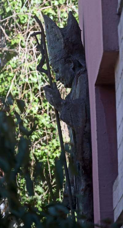 Płaskorzeźba z wizerunkiem Jana Pawła II na terenie Wyższego Seminarium Duchownego Zmartwychwstańców