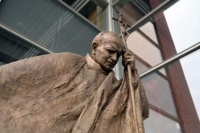 Pomnik Jana Pawła II przy Bibliotece Głównej Uniwersytetu Papieskiego w Krakowie