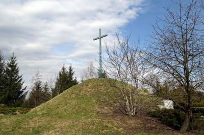 Kopiec Jana Pawła II na terenie Zgromadzenia Księży Zmartwychwstańców