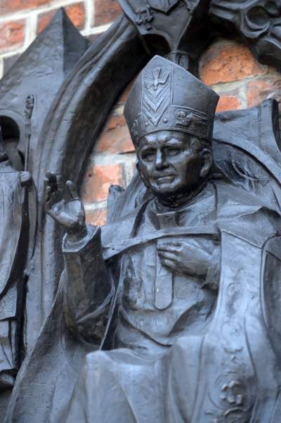 Płaskorzeźba z wizerunkiem Jana Pawła II na ścianie Bazyliki Mariackiej na Rynku Głównym