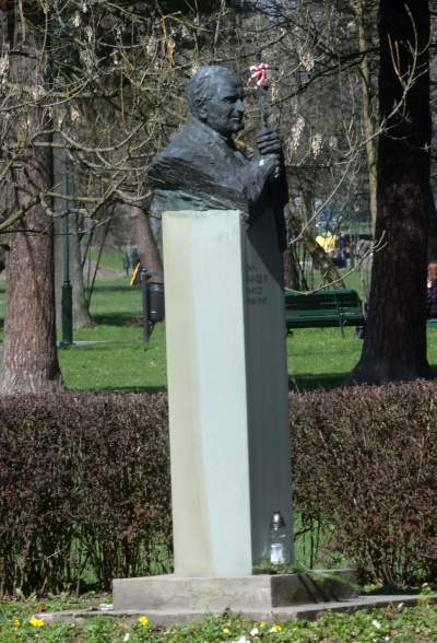 Popiersie Jana Pawła II w Parku Jordana