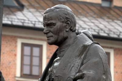 Pomnik Jana Pawła II na terenie Opactwa Cystersów w Mogile