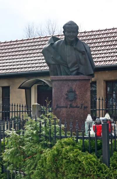 Popiersie Jana Pawła II na terenie parafii św. Mikołaja z Tolentino