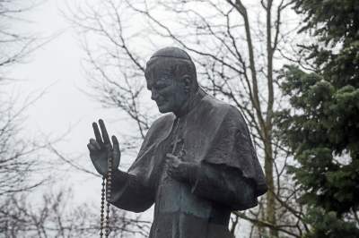 Pomnik Jana Pawła II kościele im. św. Maksymiliana Kolbego