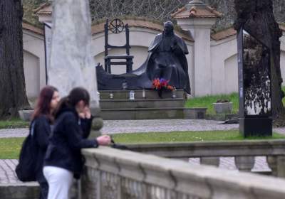 Pomnik na placu przed kościołem św. Michała Archanioła i św. Stanisława na Skałce
