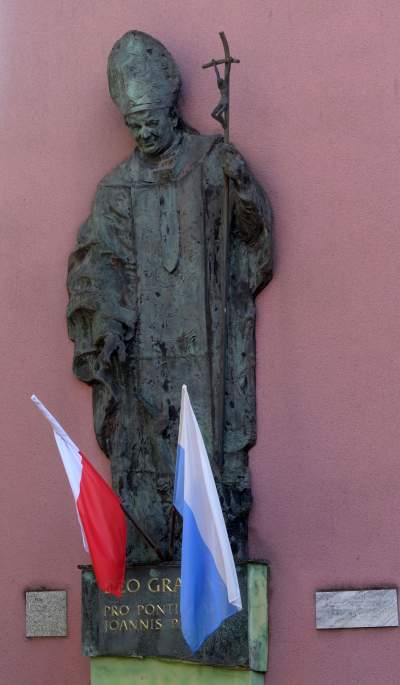 Płaskorzeźba z wizerunkiem Jana Pawła II na terenie Wyższego Seminarium Duchownego Zmartwychwstańców
