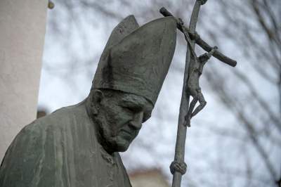 Pomnik Jana Pawła II na Ołtarzu Trzech Tysiącleci na dziedzińcu klasztoru paulinów na Skałce