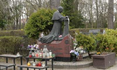Pomnik Jana Pawła II na Cmentarzu Rakowickim