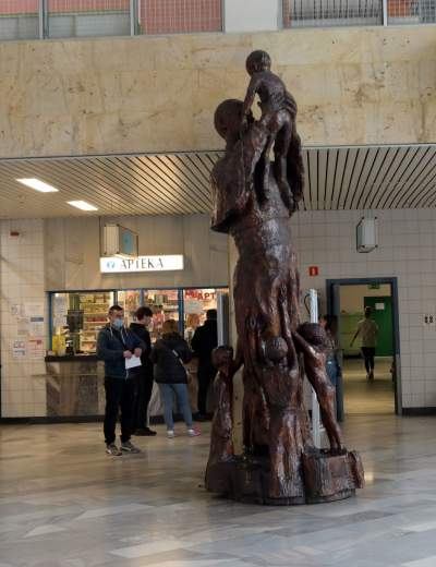 Pomnik Jana Pawła II w Szpitalu Dziecięcym w Prokocimiu