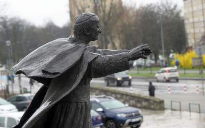 Pomnik Jana Pawła II przed kościołem Arka Pana w Nowej Hucie