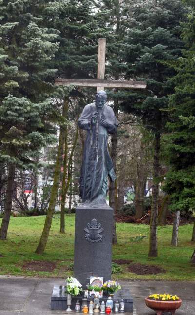 Pomnik Jana Pawła II kościele im. św. Maksymiliana Kolbego