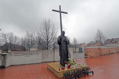 Pomnik Jana Pawła II na terenie Opactwa Cystersów w Mogile