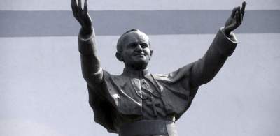 Pomnik Jana Pawła II przy kościele Dobrego Pasterza