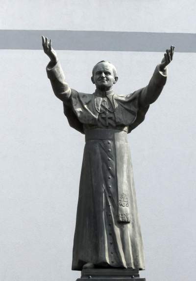 Pomnik Jana Pawła II przy kościele Dobrego Pasterza