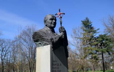 Popiersie Jana Pawła II w Parku Jordana