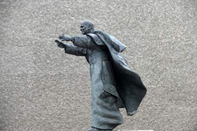 Pomnik Jana Pawła II przed kościołem Arka Pana w Nowej Hucie