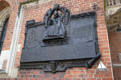 Płaskorzeźba z wizerunkiem Jana Pawła II na ścianie Bazyliki Mariackiej na Rynku Głównym