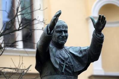 Pomnik Jana Pawła II na dziedzińcu Pałacu Biskupiego