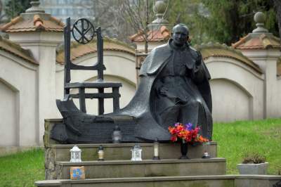 Pomnik na placu przed kościołem św. Michała Archanioła i św. Stanisława na Skałce