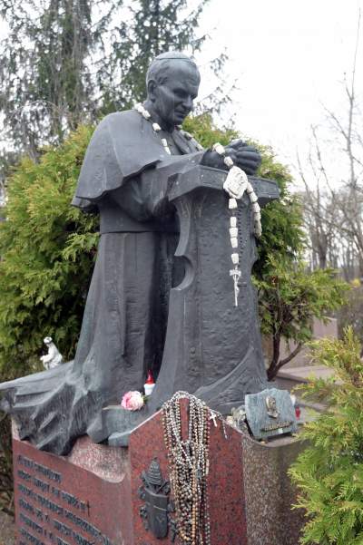 Pomnik Jana Pawła II na Cmentarzu Rakowickim