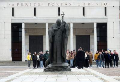 Pomnik w Centrum Jana Pawła II „Nie lękajcie się”