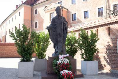 Pomnik Jana Pawła II przed Katedrą Wawelską
