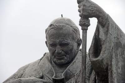 Pomnik w Centrum Jana Pawła II „Nie lękajcie się”