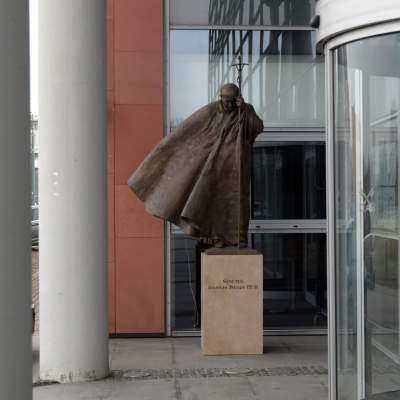 Pomnik Jana Pawła II przy Bibliotece Głównej Uniwersytetu Papieskiego w Krakowie