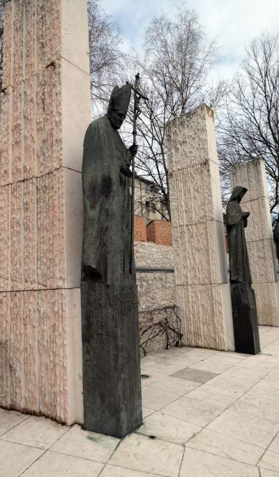 Pomnik Jana Pawła II na Ołtarzu Trzech Tysiącleci na dziedzińcu klasztoru paulinów na Skałce