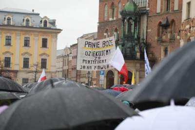 Obrońcy Jana Pawła II przeszli przez Kraków, fot. Jan Graczyński - zdjęcie 8