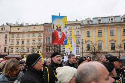 „Biały marsz papieski” dotarł na Rynek, w reakcji na "drugi zamach na Jana Pawła II" - zdjęcie 6