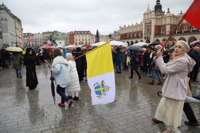 „Biały marsz papieski” dotarł na Rynek, w reakcji na "drugi zamach na Jana Pawła II" - zdjęcie 3