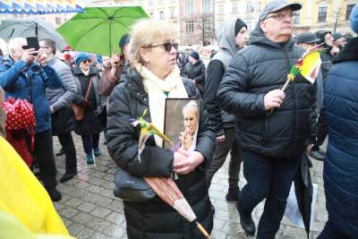 „Biały marsz papieski” dotarł na Rynek, w reakcji na "drugi zamach na Jana Pawła II" - zdjęcie 4