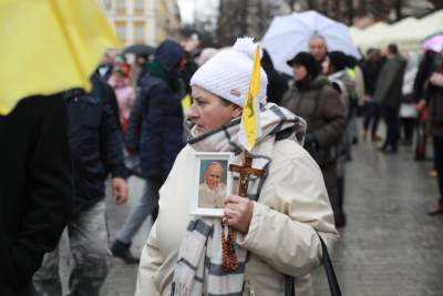 „Biały marsz papieski” dotarł na Rynek, w reakcji na "drugi zamach na Jana Pawła II" - zdjęcie 2