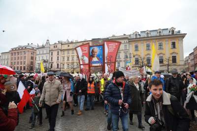 „Biały marsz papieski” dotarł na Rynek, w reakcji na "drugi zamach na Jana Pawła II" - zdjęcie 8