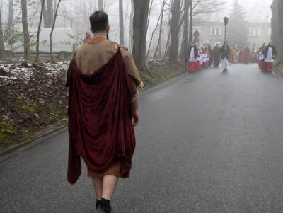 Misterium męki Pańskiej w Alwerni, odtwórca roli Jezusa zawisł na krzyżu - zdjęcie 17