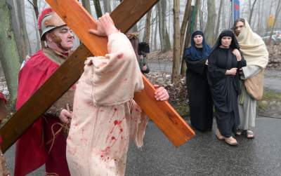 Misterium męki Pańskiej w Alwerni, odtwórca roli Jezusa zawisł na krzyżu - zdjęcie 25