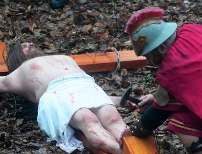 Misterium męki Pańskiej w Alwerni, odtwórca roli Jezusa zawisł na krzyżu - zdjęcie 63