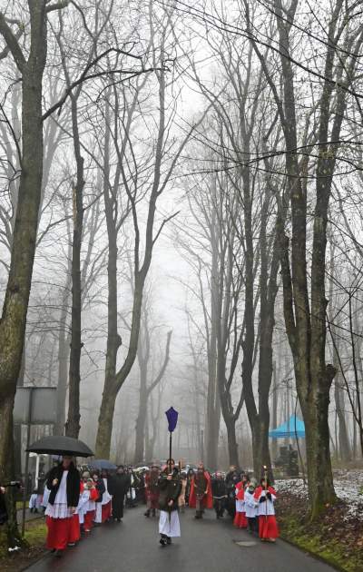 Misterium męki Pańskiej w Alwerni, odtwórca roli Jezusa zawisł na krzyżu - zdjęcie 24