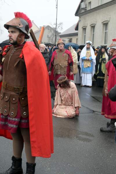 Misterium męki Pańskiej w Alwerni, odtwórca roli Jezusa zawisł na krzyżu - zdjęcie 38