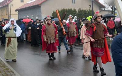 Misterium męki Pańskiej w Alwerni, odtwórca roli Jezusa zawisł na krzyżu - zdjęcie 32